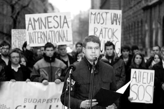7. A Fidelitas petíciója az Amnesty Internationalnek (A fidesz.hu felvétele) A Szerbiában élő magyarok ellen az elmúlt hónapokban megszaporodtak az etnikai alapú támadások.