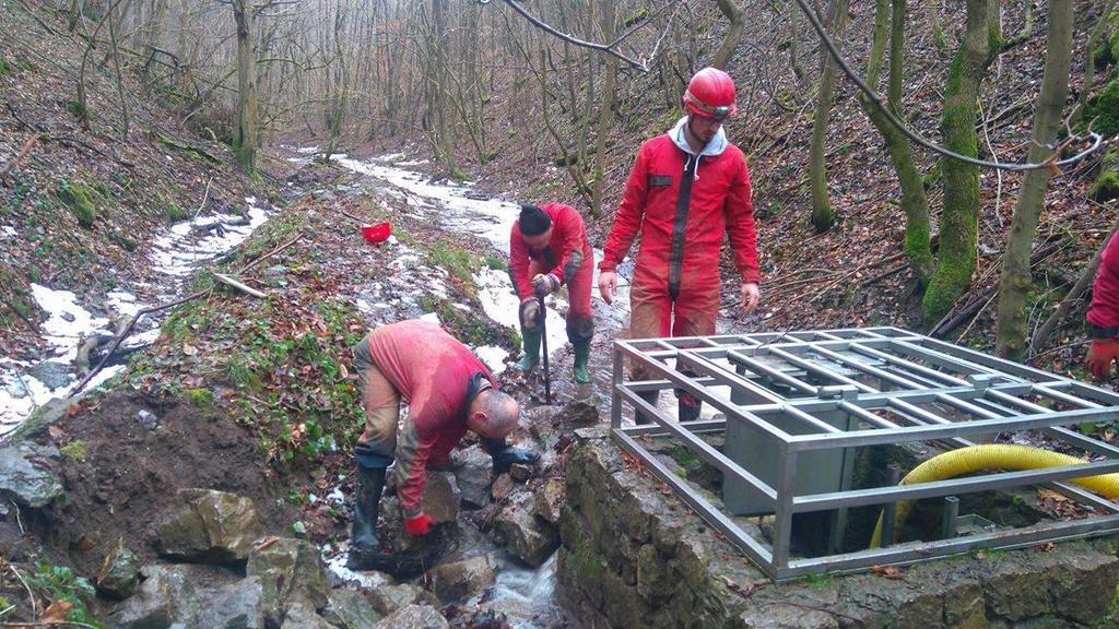 A Hármas-akna mögötti patak vízhozama nem reagált az áradásra. A Kút alatti ideiglenes depót a szivárgó vizek lejjebb mosták, így a tervezett depóműszak feleslegessé is vált. 2017. február 4.