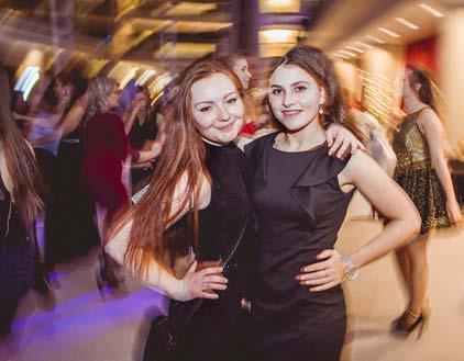 az elõtérbe, ahol a hölgyeknek egy szál fehér