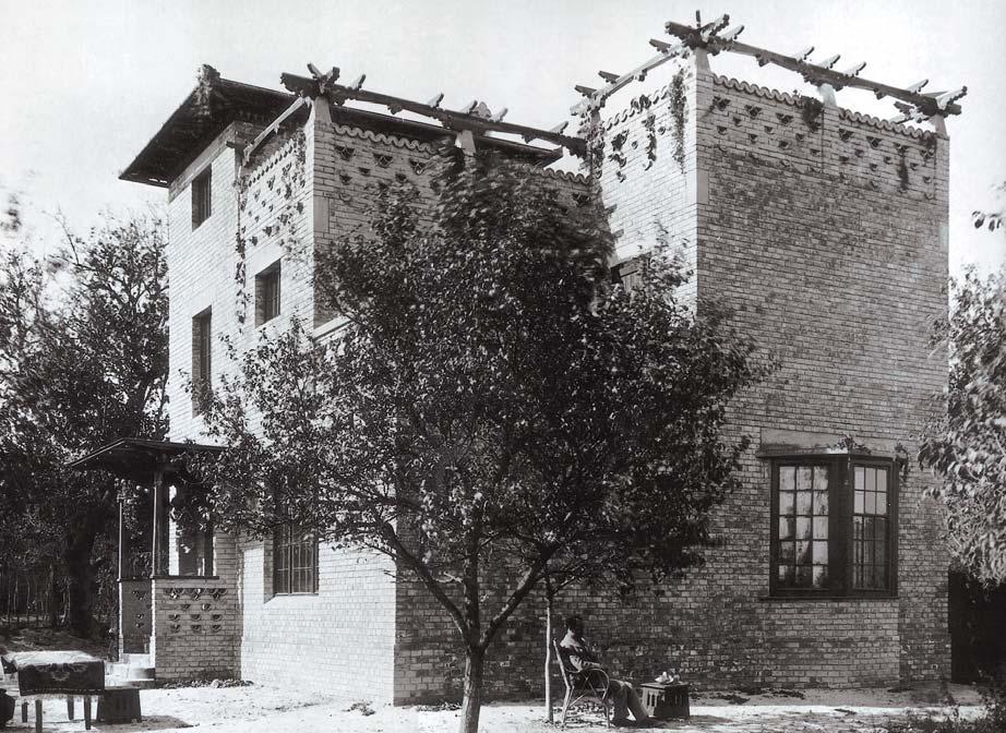 Leo Belmonte mûtermes háza Gödöllôn / Leo Belmonte s house and studio, Gödöllô [1904 1906] archív fotó (Gödöllôi Városi Múzeum, Gödöllô) / archive photo (Gödöllô Municipal Museum, Gödöllô) Jegyzetek