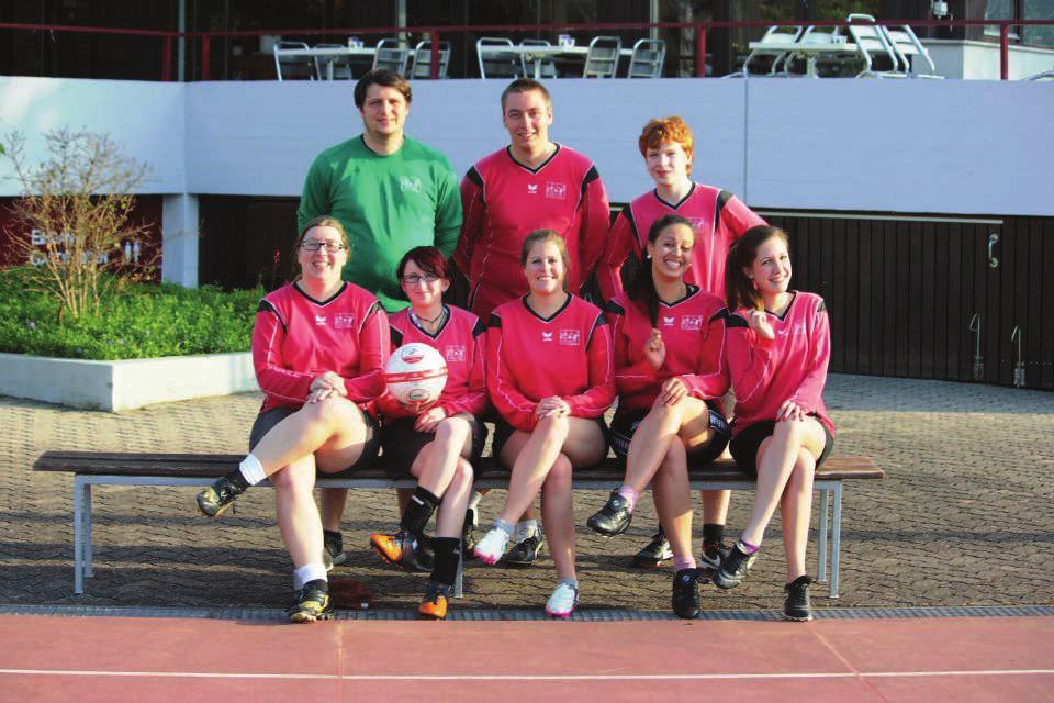 Firmensport Wir haben am Firmensport teilgenommen damit wir an Spielerfahrung gewinnen und als Team zusammen wachsen. Wir haben von Spieltag zu Spieltag besser gespielt.