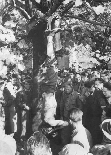 Lynched on a nearbytree is thecommander of thesecuritypoliceresponsiblefor themassacrein Magyaróvár. Meglincselve egy közeli fán az a titkos rendőr, aki felelős a magyaróvári mészárlásért.