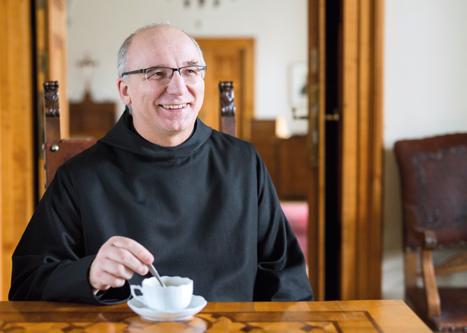 párbeszédvágy húzódik. A dialógus gazdagságába, néha fájdalmas, máskor felemelő tapasztalatába hívjuk meg a Pannonhalmára érkezőket évről évre egy-egy téma kapcsán.