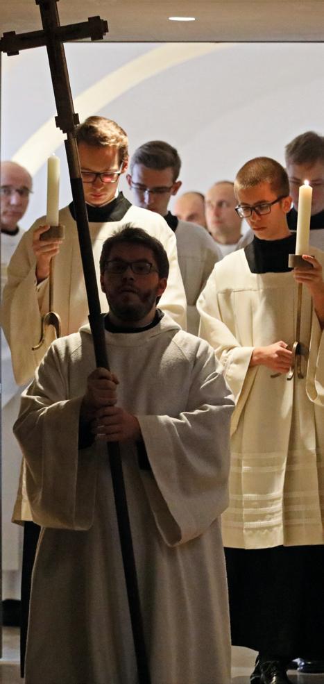 A istentiszteleti rendje Hétköznap 06:00 VIGÍLIA ÉS LAUDES 13:00 NAPKÖZI IMAÓRA (turisták számára is szabadon látogatható) 18:40 VESPERÁS KONVENTMISÉVEL Szombat 06:00 VIGÍLIA ÉS LAUDES 06:45