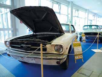 Rögtön belefutottunk egy Jaguar E-Type-ba, ahogy méltóságteljesen napfürdőzött, közelében egy Maserati Merak élvezte a kamerák kattogását.