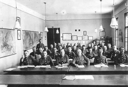 A magyar királyi csendőr őrsparancsnok képző iskola D. osztályában, Szombathely, 1935.