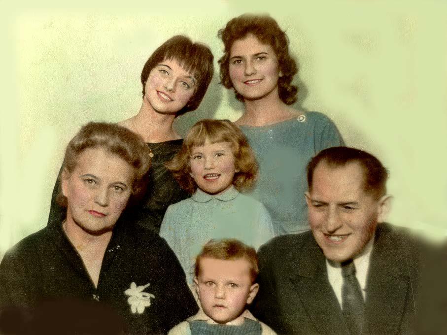 1945 februárjában, Buda ostrománál esett orosz hadifogságba. Először Romániába szállították, majd valahol a Szovjetúnióban kötött ki.