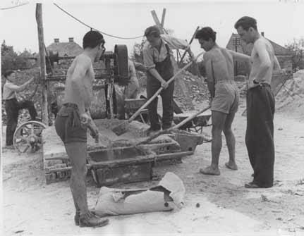 2. kép. Az egyetemi club homlokzatterve. Eredeti tervek: Magyar Nemzeti Levéltár Győr-Moson-Sopron Megye Soproni Levéltára, 15129/1958. (Digitalizált másolat: SOE KL). 3. kép. A KISZ-ház építése.