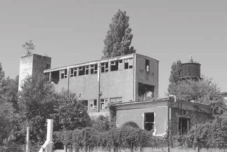 A ruhagyár kissé megkopott tömbje az egykori Zrínyi Ilona tiszti leánynevelő intézet nagy, ám a soproniak számára megszokott léptékváltást jelent a Rákóczi utca déli térfalához képest.