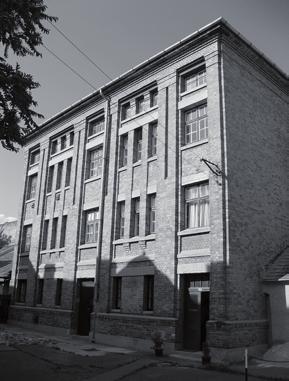 Az egykori Trebitsch-féle selyemgyár telepét viszont egy neves soproni építész, Füredi Oszkár tervezte 1925-ben.
