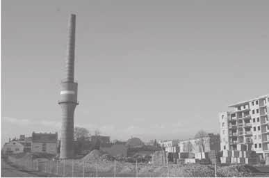 pusztulhatott el. A panorámaképen a ma álló építményeken kívül csupán a vagongyár és a szeszgyár területén látunk álló kéményeket. A vasútállomási kémény már áll ebben az időben.