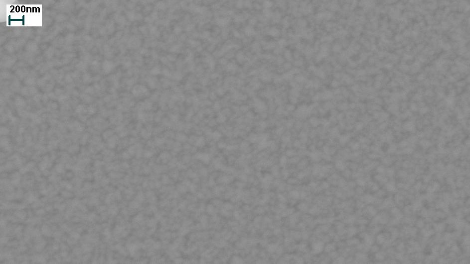 3 10 15 atom/cm 2 felületegységre jutó dózissal implantált minta SEM képén az látható, hogy a nem-implantált minta felületén talált lyukak körvonalai veszítenek élességükbıl, elkezdenek betömıdni, a