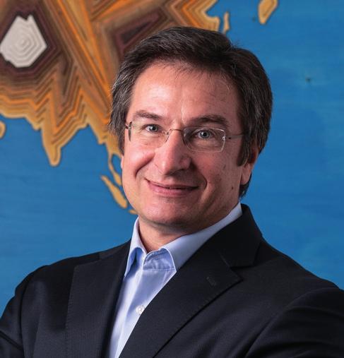 Előszó A nyugdíjrendszerekre világszerte egyre nagyobb pénzügyi nyomás nehezedik amiatt, hogy az emberek hosszabb ideig élnek és több időt töltenek nyugdíjban, mint egy emberöltővel korábban.