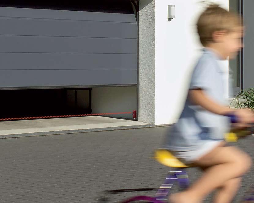 Tipp Különösen a gyermekes családok tartják nagyon fontosnak a biztonságot. Egy, a garázs nyílásába szerelt fénysorompó azonnal, érintkezés nélkül, megállítja a kaput.