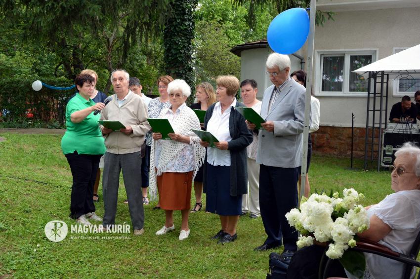 A kert ünnepélyes átadása után a ház munkatársainak és lakóinak ünnepi műsora következett, majd a Patrona Hungariae Katolikus Iskolaközpont Alapfokú Művészeti