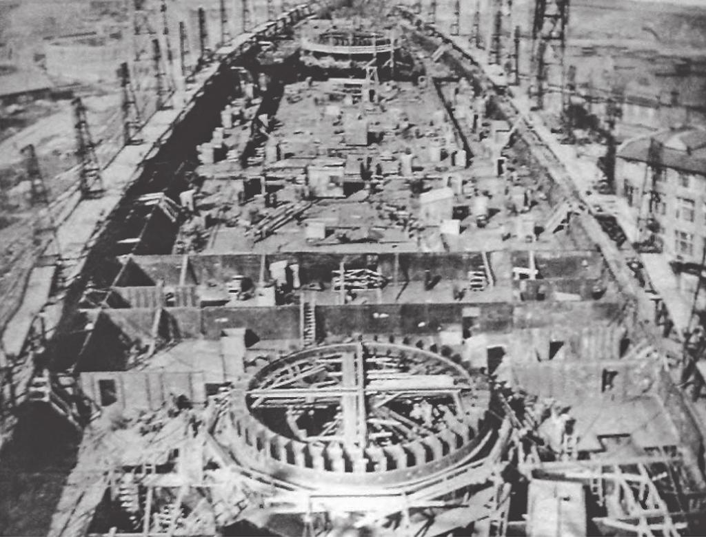 A ZSÁKMÁNYANYAG-KÉSZLET 7. ábra. A SZOVJETSZKIJ SZOJUZ osztályú csatahajók első egysége 1941 augusztusában, a nyikolajevi hajógyárban 8. ábra. A SZOVJETSZKIJ SZOJUZ csatahajó tornyának építése a 40,6 cm-es löveggel A II.