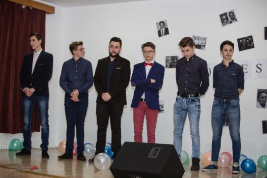 Miután felkonferáltak minket a színpadra, kezdetét vették a próbák.