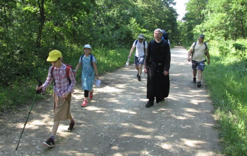 Zarándoklat Esztergomba 2019. június 8-án Utunk a pilisborosjenői téglagyártól Esztergomig tartott. A zarándoklat nagyon meleg napra esett.