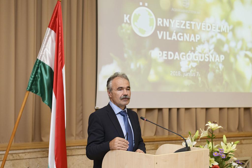 A tárcavezető szerint hasonlóan fontos, hogy megszerettessük a következő nemzedékekkel az agrárium szépségeit, ezáltal biztosítva az egyre egészségesebb, jó minőségű élelmiszereket az országnak.