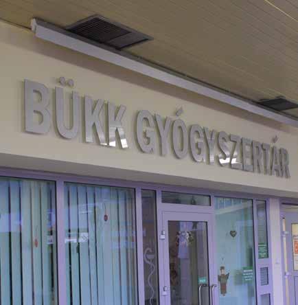 Névtábla Intézményt, osztályt, személy nevét, beosztását mutató tájékoztató tábla.