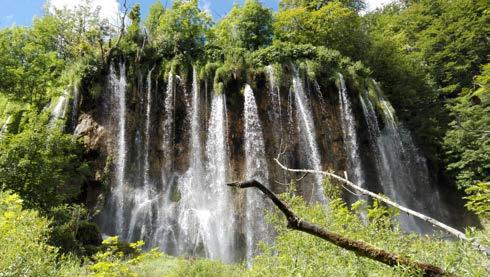 PÉNZTÁRCA- BARÁT Opatija Bled Ptuj Ljubljana Postojna Plitvice SZLOVÉNIA Zágráb HORVÁTORSZÁG ADRIA, POSTOJNA ÉS A PLITVICEI-TAVAK CSÓNAKÁZÁS A BLEDI-TAVON Vonatozás a Postojnai-cseppkőbarlangban
