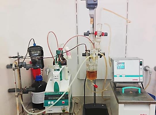 MDA synthesis in the laboratory Based on the required molar ratio of hydrochloric-acid/aniline (HCl/A=0.33) the appropriate amount of aniline (99.