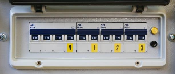 0 multifunkciós kijelző 2 400V/16A DIN49462 CEE dugalj 3 230V DIN49442 Schuko dugalj 4 Motorindító kapcsoló 5 Szigetelésfelügyelet