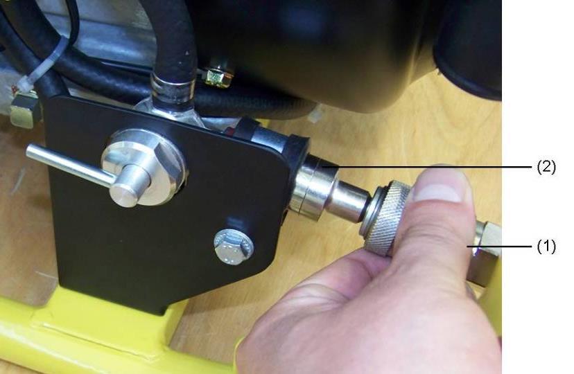Használjon egyedi felszerelést / -tartozékokat FIGYELMEZTETÉS! A kifolyó motorolaj, benzin szennyezi a talajt és a talajvizet. Ne töltse maximumig a tartályt. Csepegtesse le a töltőkészüléket.