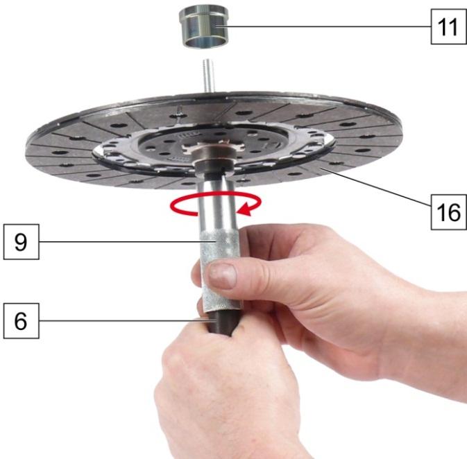 3.2 A kuplungtárcsa felszerelése A kuplungtárcsákat csak tiszta, száraz és zsírmentes kézzel fogja meg. 1. A kuplungtárcsát (16) helyezze rá a feszítőtüskére. 2.
