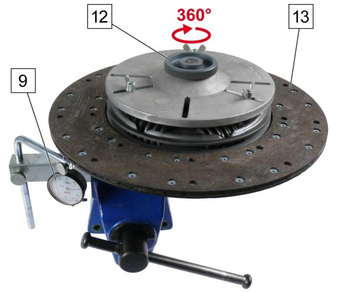 Ne a kuplungtárcsánál (13) fogva forgassa! Különben a mérés hamis értéket fog eredményezni.