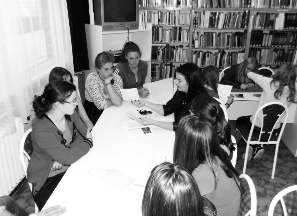 Mikor összeállt a Bolyai csapata Marika néni, a könyvtáros tanárunk elmondott pár fontos tudnivalót. Megtudtuk a Book night idõpontját, az elõzetes feladatokat és megismertük csapattársainkat.