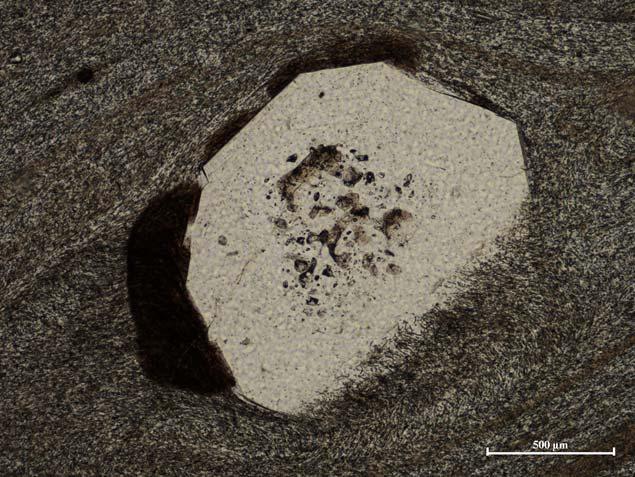 ábra: A kárpáti 3 obszidián mikroszkópi képe vékonycsiszolatban (1N) üvegzárványos plagioklász fenokristály rezorpciós szélekkel At some places in the thin section we can observe the