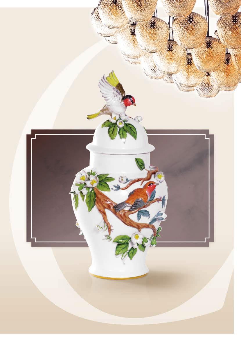 Vase, naturalistic ornaments Váza