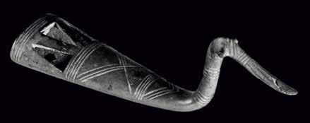 16 A zsujtai áttörtre öntött, madárfejes kocsidísz (Fotó: British Museum) Késő bronzkori szekéralkatrészeket Európa területén, az Atlantikumtól