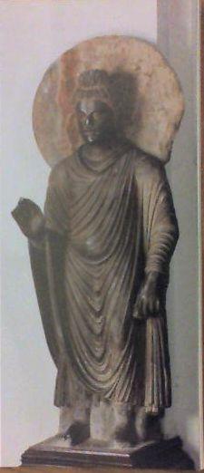 (2. kép: von Zabern p.165) Az álló szobrok mellett Buddhát ülve is ábrázolják, lótuszülésen; ez az ábrázolásmód teljesen keleti eredetű.