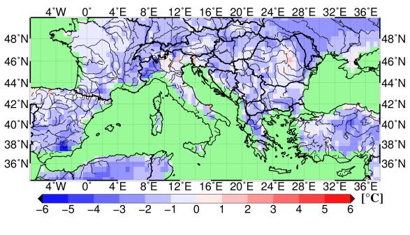 A téli évszakban szinte az egész tartományon negatív eltéréseket produkáltak a WRF futtatások a 2001 2010 közötti intervallumból számolt átlagos hőmérsékletek tekintetében az E-OBS mérésekhez képest