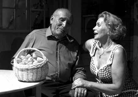 10 Cultura & Spettacolo Voce di Popolo [ Vito Procaccini ] Arnoldo Foà ed Erica Blanc in Sul lago dorato per la regia di Panici Il difficile dialogo tra generazioni LA COMMEDIA DI ERNEST THOMPSON IN
