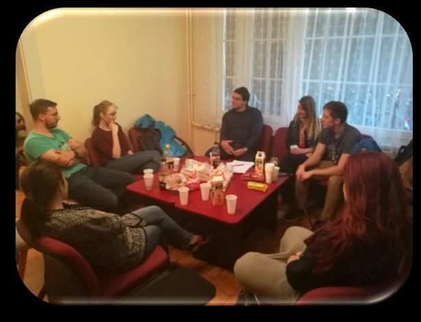 Először ismertette velünk a rezidens rendszer részeit, ismérveit; kötelességeinket és jogainkat.