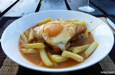 A portói francia: "Francesinha" A "Francesinha" magyar jelentése: Franciácska. Tulajdonképpen egy hasábburgonyával és igen pikáns szósszal tálalt szendvics.