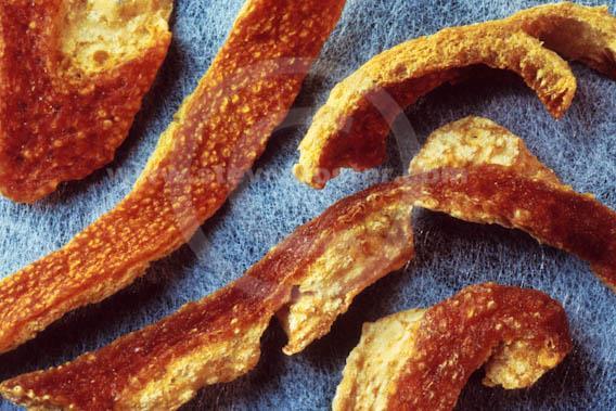 Aurantii amari epicarpium et mesocarpium Drog: az érett termés szárított epikarpiuma és mezokarpiuma, albedo nélkül, csak a flavedo Illata frissen erős,