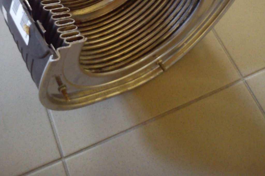 50 C-osak, így a koszok nem égnek rá a vízjáratra, így kitisztítható a kazántest: az anyagvastagság itt 13 mm Giannoni kazántest, gázégő most nincs a fotón, de a gázégő a dob belsejében lenne, így