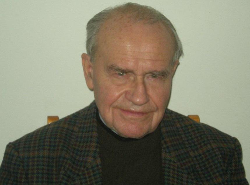 gimnáziumban volt helyettes tanár, majd az erzsébetvárosi áll. főgimnáziumban internátusi felügyelő, majd rendes tanár, németet is tanított.