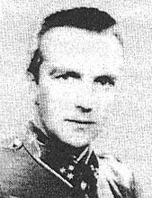 Már ekkor kezdett kibontakozni szeretete a labdarúgás iránt, 16 éves korában bekerült a Balassagyarmat Torna Egylet (BTE) csapatába. 1919. jan. 29-én részt vett a csehek kiverésében.