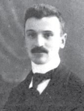 Közben nem hivatásos katonai szolgálatot teljesített. 1931-ben átvették hivatásos állományba: 1931-ben huszárhadnagy, 1934-ben főhadnagy, 1939-ben százados. 1937-ben elvégezte a főtiszti tanfolyamot.