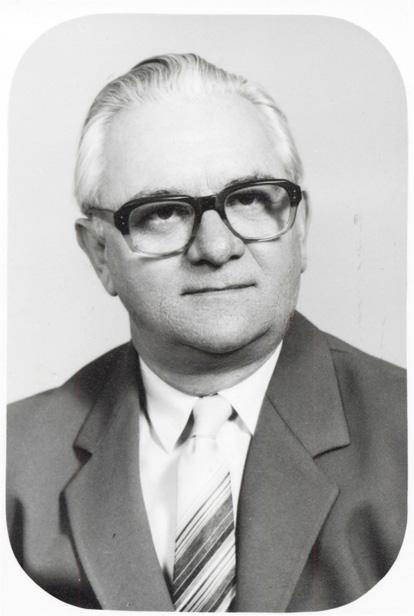 Számos külföldi tanulmányúton volt (Franciaország, Olaszország, Belgium, Hollandia, Svájc, Németország), 1962-től rendszeresen kiállított.