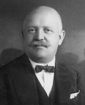 Erdélyi József segítségével kezdte el munkáját, megszervezte a Szent Cecília-kórust.