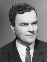 mazású amerikai színész, Tony Curtis által létrehozott Emanuel Alapítvány elnöke. 1992 és 1998 között a balassagyarmati zsidó örökséget ápoló Kertész István Alapítvány kuratóriumi elnöke.