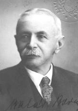 1936-ban a kecskeméti Piarista Gimnáziumban érettségizett, majd a budapesti Pázmány Péter Tudományegyetemen biológiaföldrajz-kémia szakon gimnáziumi tanári diplomát szerzett. 1943.