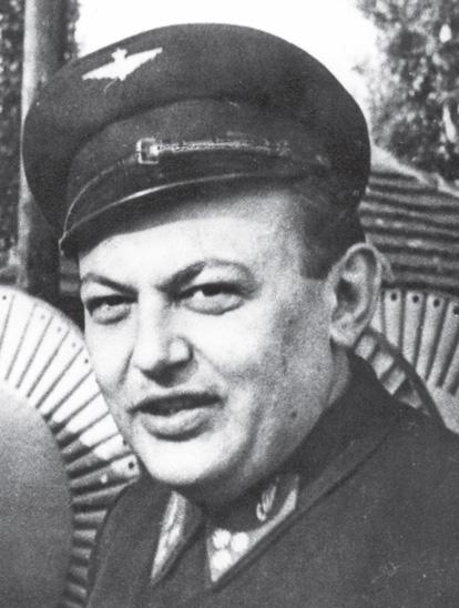 Négy évig Kolozsvárott, majd Zala megyében Garaboncon, Galambokon, majd Nagykanizsán éltek. Gyermekkora óta foglalkozott irodalommal, verseket és novellákat írt.