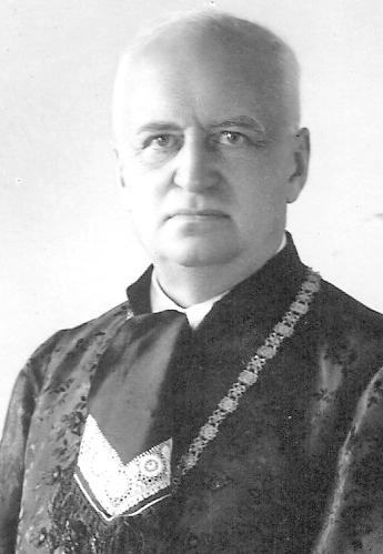 zetével foglalkoztak (1911, 1918.) 1913-ban a trencsénteplici fürdői életet ismertette ugyanott. A gimnázium értesítőjében a Diákasztal működéséről szóló jelentéseket készítette.